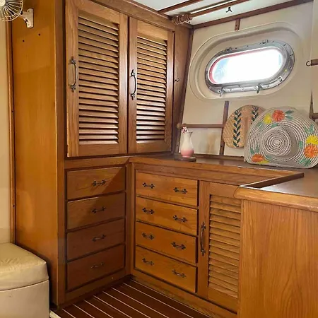 Botel Admiral 18s Sea Panther Yacht,malta Ta Xbiex